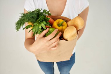 Sebzeleri yakın çekim paketine koyuyoruz.