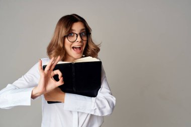 İş kadını beyaz gömlek sekreteri belgeleri çalışıyor