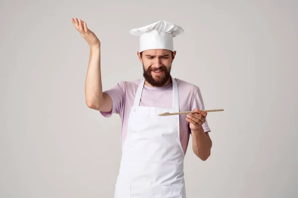 Chef masculino em uniforme cozinhar cozinha profissional — Fotografia de Stock