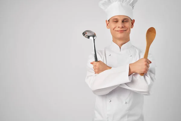 Веселий чоловічий шеф-кухар з кухонним начинням Професійний світлий фон — стокове фото