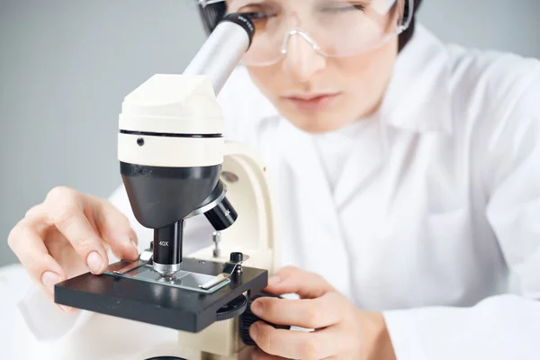 Femme assistant de laboratoire microscope science analyse professionnelle biotechnologie — Photo