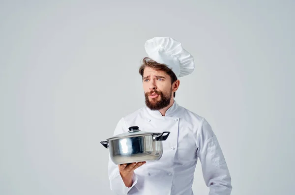 Barbudo chef masculino com uma panela em suas mãos cozinha restaurante trabalho — Fotografia de Stock