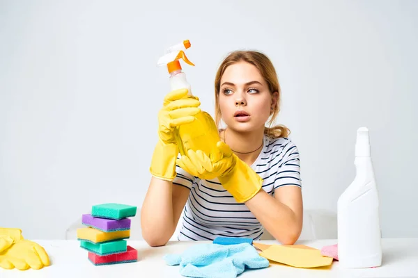 Ama de casa detergente trapos esponjas fondo claro — Foto de Stock