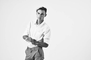 Beyaz gömlekli iş adamı stüdyo yöneticisi