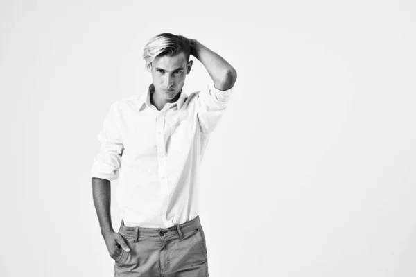 Jóképű férfi fehér ingben, zakóval a vállán divatos frizura stúdió — Stock Fotó