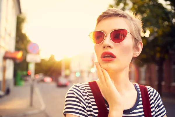 Kort hår kvinna utomhus bär solglasögon mode sommar promenad — Stockfoto