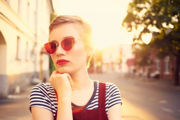 Jolie femme portant des lunettes de soleil à l'extérieur posant été — Photo