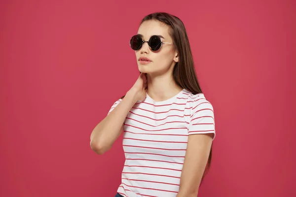 Schattig meisje met zonnebril glamour mode roze achtergrond — Stockfoto