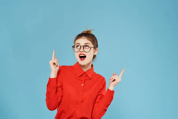 Vrolijk vrouw in rood shirt werk emoties professioneel blauw achtergrond — Stockfoto