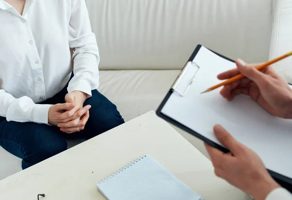 Mujer psicólogo visitar médico problemas de salud terapia estrés — Foto de Stock