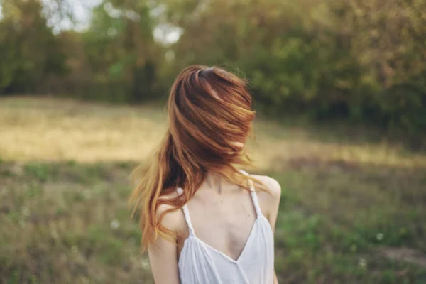 Femme en robe blanche Promenade sur le terrain nature Lifestyle — Photo