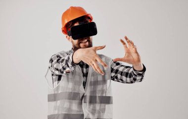 Turuncu kask teknolojisi mühendisi. Profesyonel ışık arka planı.
