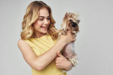 Güzel kadın evcil hayvan modadan soyutlanmış arka plan