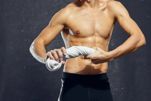 Homem com uma toalha em suas mãos bombeado até fitness exercício físico posando — Fotografia de Stock