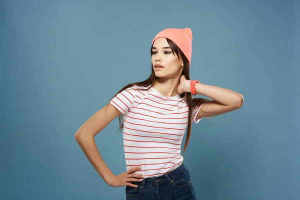 Brünette trägt rosa Hut gestreiftes T-Shirt Mode modernen Stils — Stockfoto
