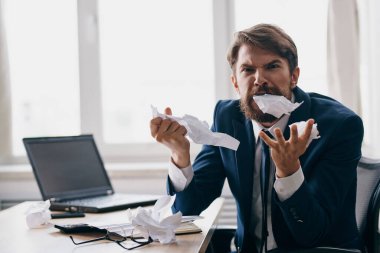 Ofis duyguları memnuniyetsizlik teknolojilerinde bir dizüstü bilgisayar için çalışan yönetici.