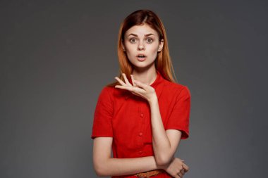 Kırmızı elbiseli kızıl saçlı kadın zarif moda stüdyosu