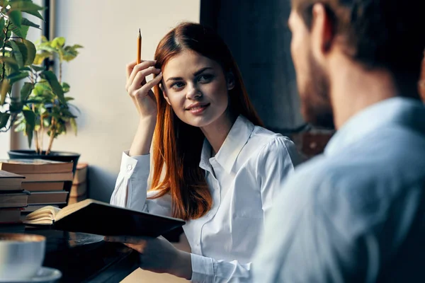 Hombre y mujer de negocios trabajo colegas café desayuno comunicación — Foto de Stock