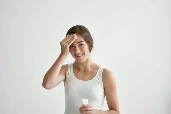 Mulher com um frio limpa o rosto com uma enxaqueca lenço — Fotografia de Stock