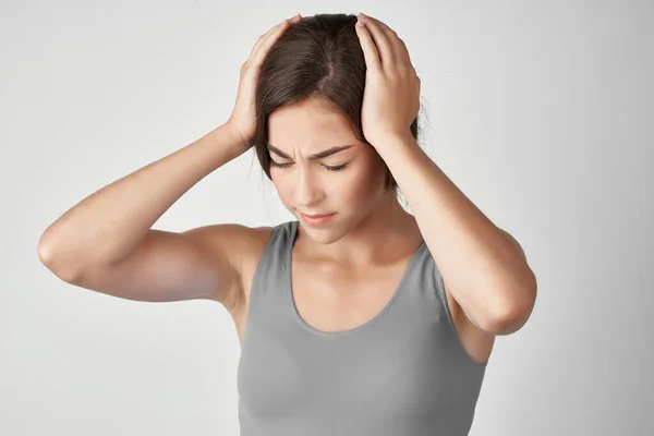 Mulher segurando a cabeça depressão enxaqueca descontentamento dor — Fotografia de Stock
