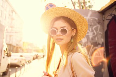 Çekici kadın şehir yürüyüşü eğlenceli moda taze hava yaşam tarzı