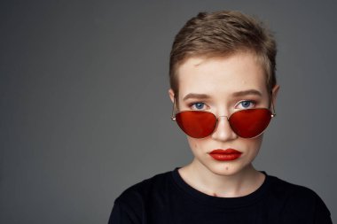 kısa saçlı kadın siyah tişört modern tarz yakın çekim