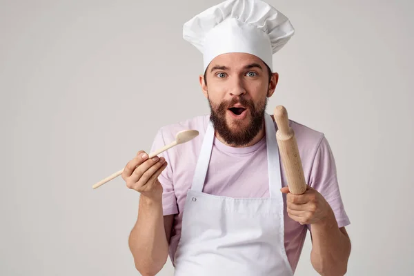 Emotivo chef maschio in un grembiule bianco sta cercando di cibo — Foto Stock