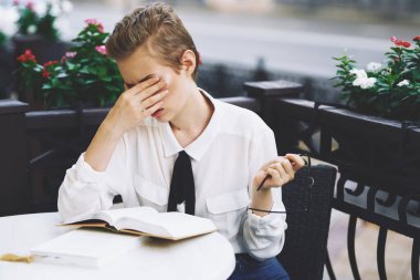 Bir yaz kafe 'sinde bir kadın. Şehir yaz okulunda sokak tatili.