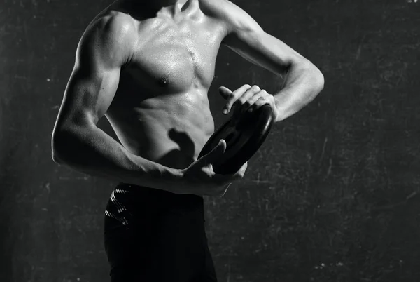 Ανδρική αθλητική σωματική διάπλαση περικοπή άποψη των μυών σκούρο φόντο — Φωτογραφία Αρχείου