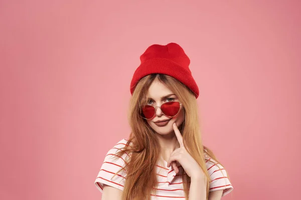 Jolie jeune femme en vêtements à la mode chapeau rouge style moderne — Photo