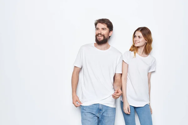 Allegra giovane coppia in bianco t-shirt studio comunicazione — Foto Stock