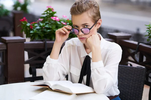 Kvinna i en sommar café läsa promenad i friska luften livsstil — Stockfoto