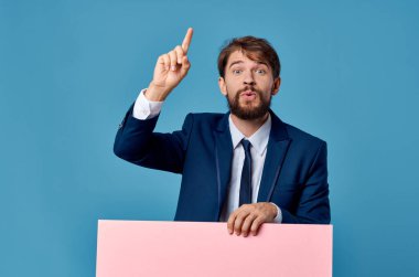 duygusal adam reklam afişi sunumu izole edilmiş arkaplan