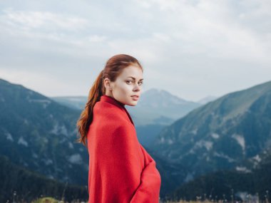 Dağlarda kırmızı ekoseli kadın doğa yaşam tarzı