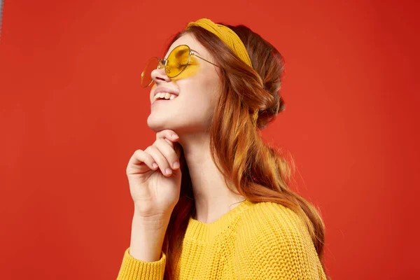 Glad kvinna i gula glasögon mode smycken hippie — Stockfoto