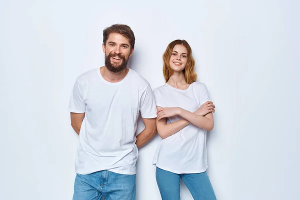 Allegra giovane coppia in bianco t-shirt studio comunicazione — Foto Stock