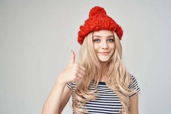 Bionda in abiti alla moda Red Hat vista ritagliata glamour — Foto Stock