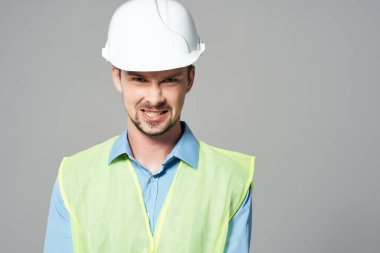 Çalışma biçimi inşaat işindeki adam izole edilmiş arkaplan