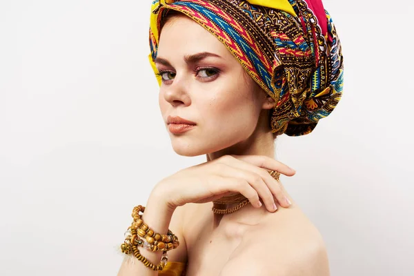 Allegra bella donna multicolore turbante stile africano primo piano — Foto Stock