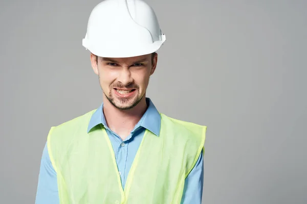 Homem em forma de trabalho construção trabalho isolado fundo — Fotografia de Stock