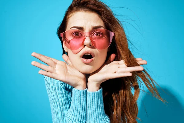 Retrato de una mujer en gafas de moda Studio fun — Foto de Stock