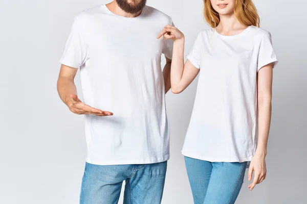 Mann und Frau in weißen T-Shirts ausgeschnitten Ansicht mocap Werbung — Stockfoto