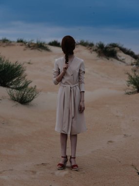 Yaz mevsiminde kumlu, sakallı bir kadın.