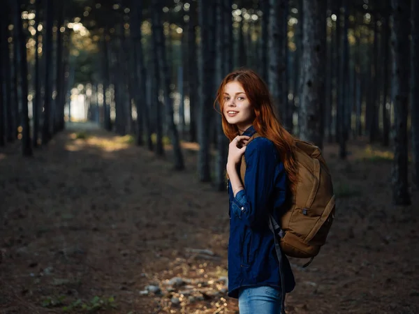 Mujer caminando en el bosque mochila viaje turismo aventura —  Fotos de Stock