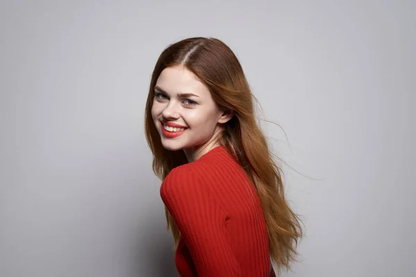 Ładna kobieta moda fryzura czerwony sweter model studio — Zdjęcie stockowe