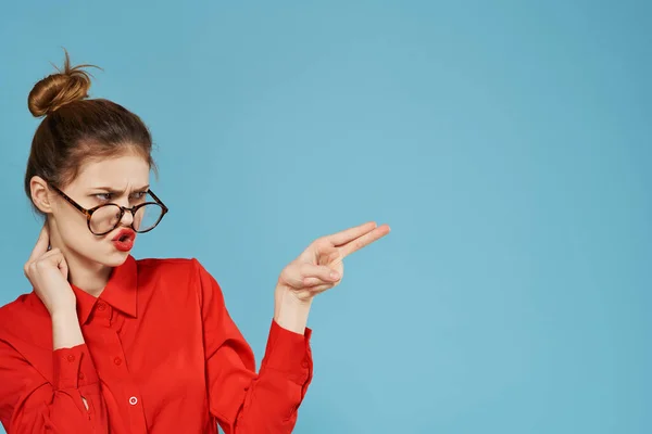 Mulher de negócios em camisa vermelha usando óculos emoção fundo azul — Fotografia de Stock