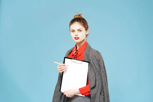 Business woman with a jacket on her shoulders folder in hand working blue background — Stock Photo, Image