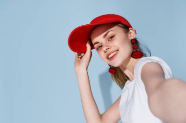 Kırmızı şapkalı kadın. Eğlenceli yaz kıyafetleri.