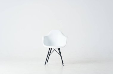 Kadın dizüstü bilgisayarlı sandalyede oturuyor. Teknoloji çalışması yapıyor.