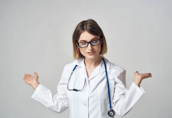 Médico femenino en una túnica blanca emociones tratamiento —  Fotos de Stock